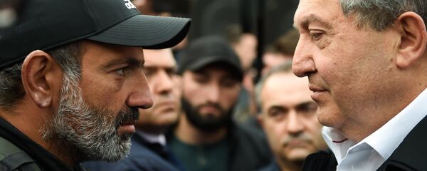 Встреча Президента РА Армена Саркисяна и лидера оппозиционной фракции Елк Никола Пашиняна на площади Республики (21 апреля 2018). Ереван Встреча Президента РА Армена Саркисяна и лидера оппозиционной фракции Елк Никола Пашиняна на площади Республики (21 апреля 2018). Ереван - Sputnik Արմենիա