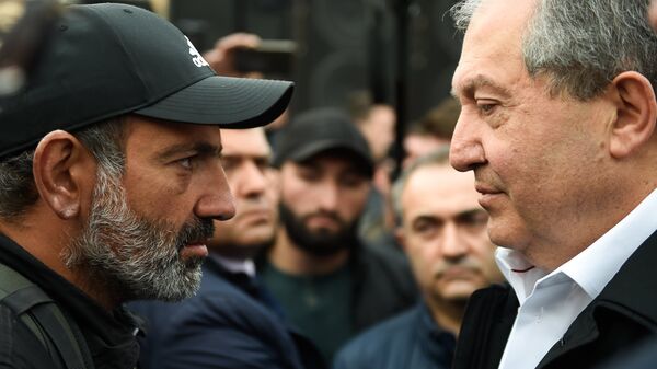 Встреча Президента РА Армена Саркисяна и лидера оппозиционной фракции Елк Никола Пашиняна на площади Республики (21 апреля 2018). Ереван - Sputnik Արմենիա