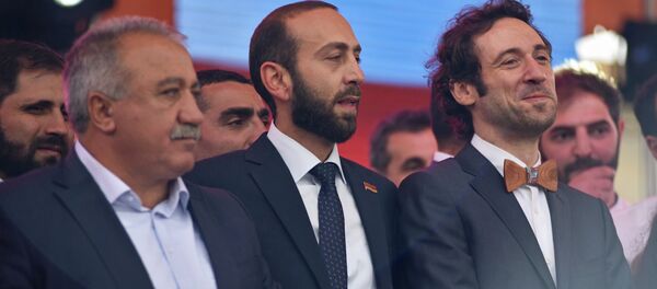 Депутаты НС Сасун Микаелян, Арарат Мирзоян и актер, продюсер Айк Марутян на площади Республики (8 мая 2018). Еревaн - Sputnik Армения