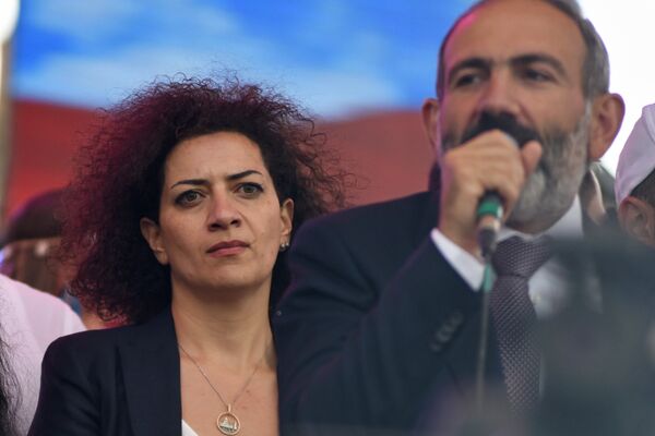 Премьер-министр Армении Никол Пашинян и супруга Анна Акопян на площади Республики (8 мая 2018). Еревaн Премьер-министр Армении Никол Пашинян и супруга Анна Акопян на площади Республики (8 мая 2018). Еревaн - Sputnik Армения