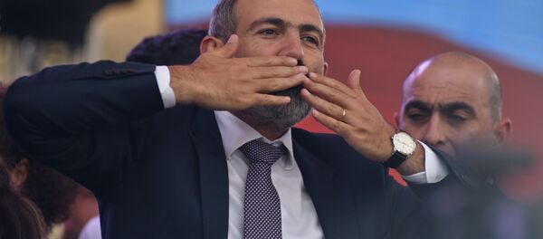 Премьер-министр Армении Никол Пашинян на площади Республики (8 мая 2018). Еревaн - Sputnik Армения