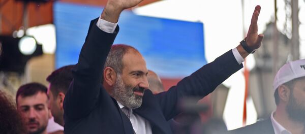 Премьер-министр Армении Никол Пашинян на площади Республики (8 мая 2018). Еревaн Премьер-министр Армении Никол Пашинян на площади Республики (8 мая 2018). Еревaн - Sputnik Армения