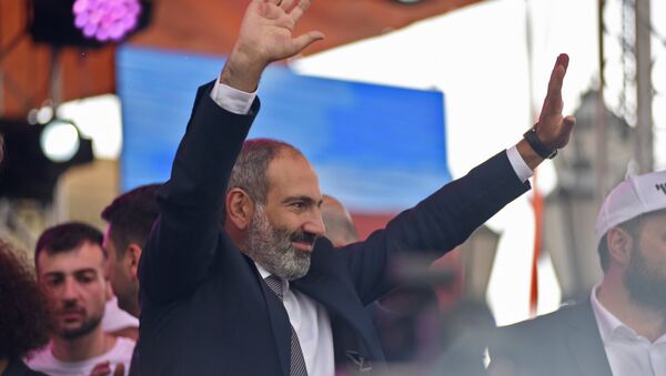 Премьер-министр Армении Никол Пашинян на площади Республики (8 мая 2018). Еревaн - Sputnik Армения