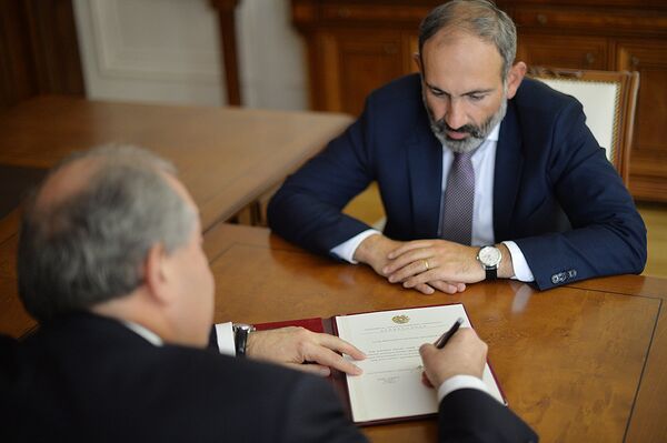 Президент и премьер-министр Армении Армен Саркисян и Никол Пашинян (8 мая 2018). Еревaн Президент и премьер-министр Армении Армен Саркисян и Никол Пашинян (8 мая 2018). Еревaн - Sputnik Արմենիա