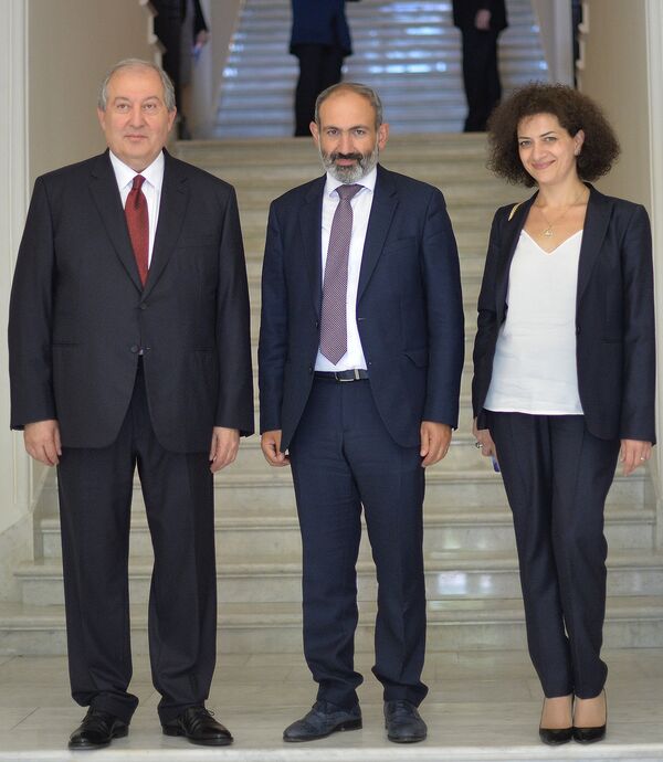 Президент Армении Армен Саркисян, премьер-министр Никол Пашинян с супругой Анной Акопян (8 мая 2018). Еревaн Президент Армении Армен Саркисян, премьер-министр Никол Пашинян с супругой Анной Акопян (8 мая 2018). Еревaн - Sputnik Արմենիա