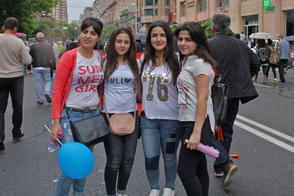 Девушки на улице Амиряна после выбора Никола Пашиняна премьер-министром Армении (8 мая 2018). Еревaн - Sputnik Արմենիա