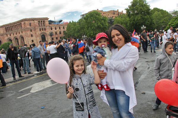 Площадь Республики после выбора Никола Пашиняна премьер-министром Армении (8 мая 2018). Еревaн - Sputnik Արմենիա