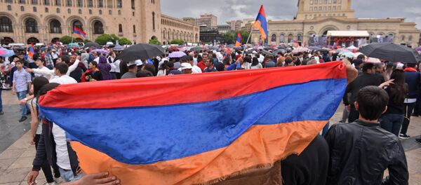 Площадь Республики после выбора Никола Пашиняна премьер-министром Армении (8 мая 2018). Еревaн Площадь Республики после выбора Никола Пашиняна премьер-министром Армении (8 мая 2018). Еревaн - Sputnik Արմենիա