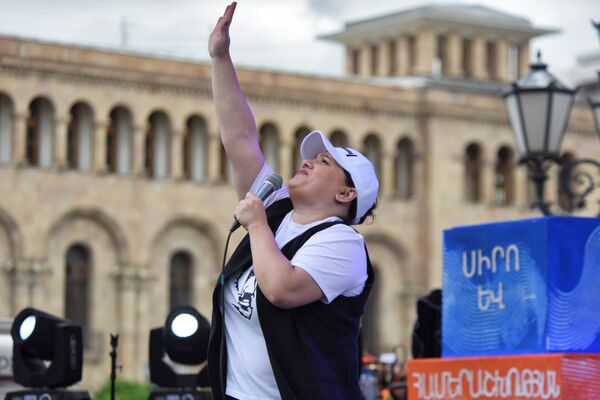 Певица Сона Шахгельдян на площади Республики (8 мая 2018). Еревaн - Sputnik Армения