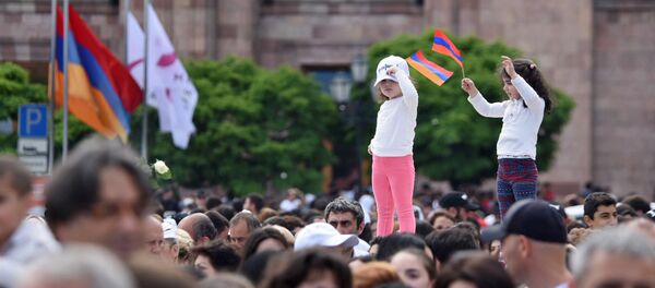 Площадь Республики после выбора Никола Пашиняна премьер-министром Армении (8 мая 2018). Еревaн Площадь Республики после выбора Никола Пашиняна премьер-министром Армении (8 мая 2018). Еревaн - Sputnik Արմենիա