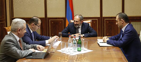 Премьер-министр Никол Пашинян принял и.о. министра финансов Вардана Арамяна (8 мая 2018). Еревaн Премьер-министр Никол Пашинян принял и.о. министра финансов Вардана Арамяна (8 мая 2018). Еревaн - Sputnik Արմենիա