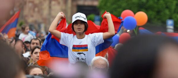 Площадь Республики после выбора Никола Пашиняна премьер-министром Армении (8 мая 2018). Еревaн Площадь Республики после выбора Никола Пашиняна премьер-министром Армении (8 мая 2018). Еревaн - Sputnik Армения