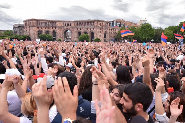 Площадь Республики после выбора Никола Пашиняна премьер-министром Армении (8 мая 2018). Еревaн - Sputnik Армения