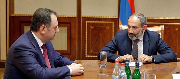 Премьер-министр Никол Пашинян принял и.о. министра обороны Вигена Саркисяна (8 мая 2018). Еревaн - Sputnik Армения