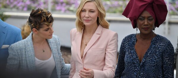 Члены жюри 71-го Каннского кинофестиваля, американская актриса Кристен Стюарт, австралийская актриса театра и кино Кейт Бланшетт и автор, композитор и исполнитель из Бургунди Хаджа Нин во время фотосессии (8 мая 2018). Канны, Франция - Sputnik Արմենիա