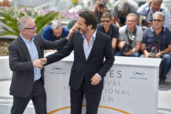 Директор Каннского кинофестиваля Тьерри Фремо и ведущий церемонии открытия и закрытия французский актёр, сценарист, режиссёр и продюсер Эдуар Бер во время фотоколла жюри 71-го кинофестиваля (8 мая 2018). Канны, Франция - Sputnik Армения