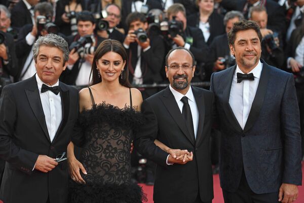Актер Хавьер Бардем, режиссер Асгар Фархади, актеры Пенелопа Крус и Рикардо Дарин на красной дорожке церемонии открытия 71-го Каннского кинофестиваля (8 мая 2018). Канны, Франция - Sputnik Армения