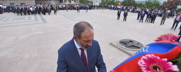 Премьер-министр Армении Никол Пашинян на параде Победы в Арцахе (9 мая 2018). Степанакерт - Sputnik Армения