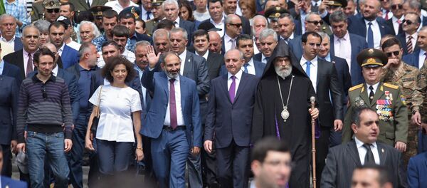 Премьер-министр Армении Никол Пашинян и Президент Арцаха Бако Саакян на параде Победы в Карабахе (9 мая 2018). Степанакерт - Sputnik Армения