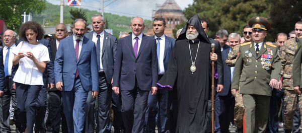 Премьер-министр Армении Никол Пашинян и Президент Арцаха Бако Саакян на параде Победы в Арцахе (9 мая 2018). Степанакерт - Sputnik Армения