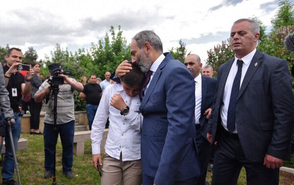 Премьер-министр Армении Никол Пашинян посетил могилы павшим воинам Карабахской войны (9 мая 2018). Степанакерт, Арцах - Sputnik Армения