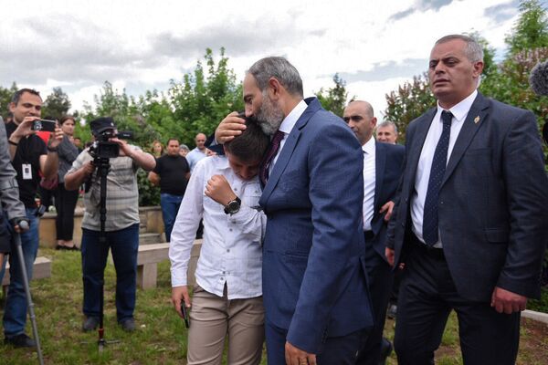 Премьер-министр Армении Никол Пашинян посетил могилы павшим воинам Карабахской войны (9 мая 2018). Степанакерт - Sputnik Армения