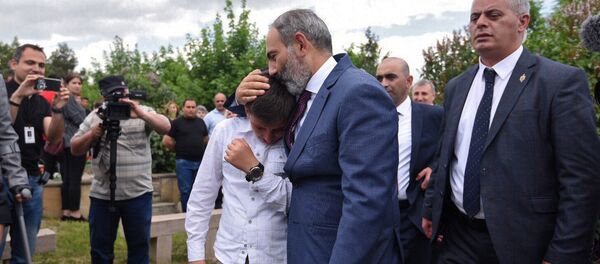 Премьер-министр Армении Никол Пашинян посетил могилы павших воинов Карабахской войны (9 мая 2018). Степанакерт, Нагорный Карабах. - Sputnik Армения