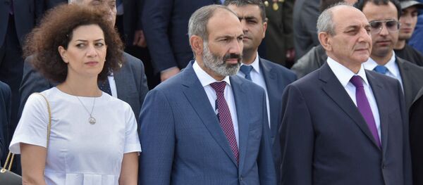 Премьер-министр Армении Никол Пашинян с супругой Анной Акопян и Президент Арцаха Бако Саакян на параде Победы в Карабахе (9 мая 2018). Степанакерт Премьер-министр Армении Никол Пашинян с супругой Анной Акопян и Президент Арцаха Бако Саакян на параде Победы в Карабахе (9 мая 2018). Степанакерт - Sputnik Արմենիա