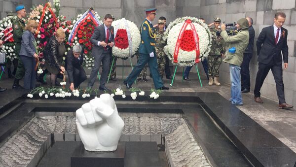 Цветы и венки у мемориала Мать Армения (9 мая 2018). Гюмри - Sputnik Արմենիա