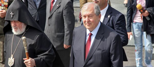 Президент Армении Армен Саркисян и Католикос всех армян Гарегин второй у мемориала Мать Армения (9 мая 2018). Парк Победы, Ереван Президент Армении Армен Саркисян и Католикос всех армян Гарегин второй у мемориала Мать Армения (9 мая 2018). Парк Победы, Ереван - Sputnik Արմենիա