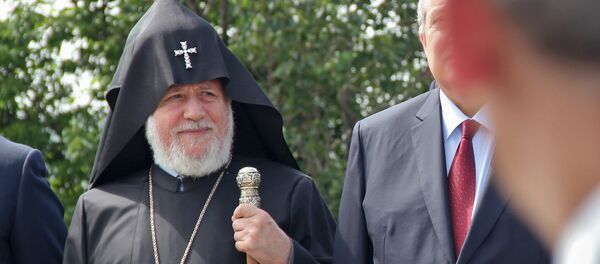 Католикос всех армян Гарегин второй у мемориала Мать Армения (9 мая 2018). Парк Победы, Ереван - Sputnik Армения