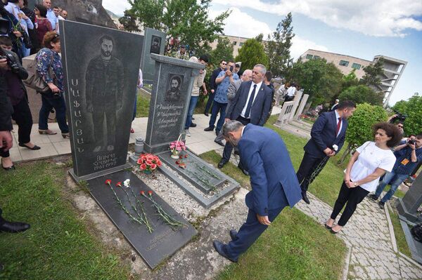 Премьер-министр Армении Никол Пашинян посетил могилы павшим воинам Карабахской войны (9 мая 2018). Степанакерт - Sputnik Արմենիա