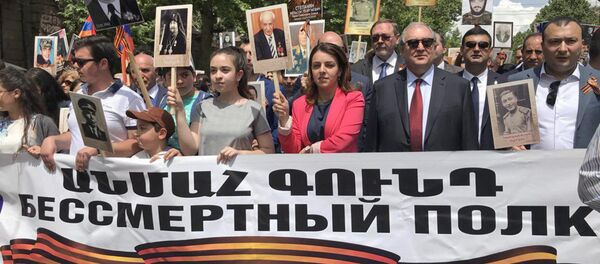 Президент Армении Армен Саркисян во главе Бессмерного полка (9 мая 2018). Ереван - Sputnik Արմենիա