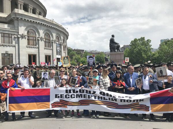 Бессмертный полк около театра Оперы и балета (9 мая 2018). Ереван - Sputnik Армения