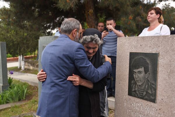 Премьер-министр Армении Никол Пашинян посетил могилы павшим воинам Карабахской войны (9 мая 2018). - Sputnik Армения