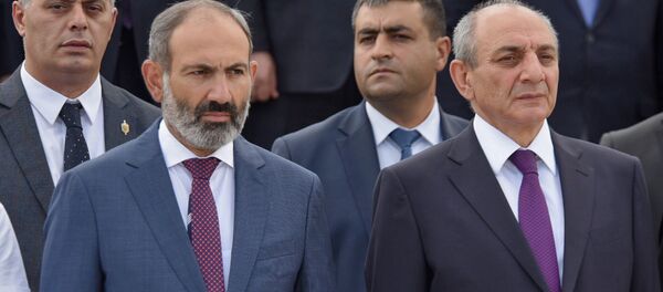 Премьер-министр Армении Никол Пашинян и Президент Арцаха Бако Саакян на параде Победы в Арцахе (9 мая 2018). Степанакерт - Sputnik Армения