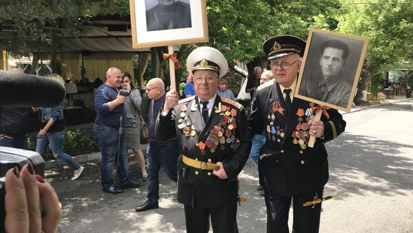 Пожилые военнослужащие приняли участие в акции Бессмертный полк. (9 мая 2018). Ереван - Sputnik Արմենիա