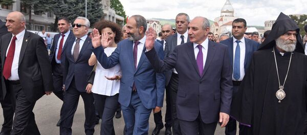  Премьер-министр Армении Никол Пашинян с супругой Анной Акопян и Президент Арцаха Бако Саакян на параде Победы в Карабахе (9 мая 2018). Степанакерт - Sputnik Արմենիա