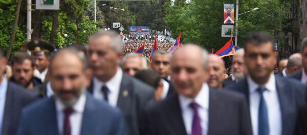 Премьер-министр Армении Никол Пашинян и Президент Арцаха Бако Саакян на параде Победы в Карабахе (9 мая 2018). Степанакерт - Sputnik Արմենիա