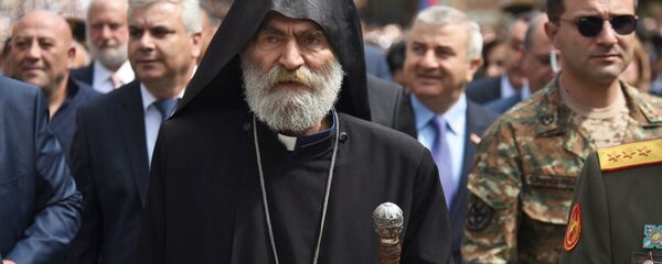 Предводитель Карабахской епархии ААЦ, архиепископ Паргев Мартиросян на параде Победы в Арцахе (9 мая 2018). Степанакерт - Sputnik Արմենիա