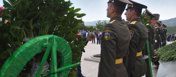 Премьер-министр Армении Никол Пашинян на параде Победы в Карабахе (9 мая 2018). Степанакерт - Sputnik Армения