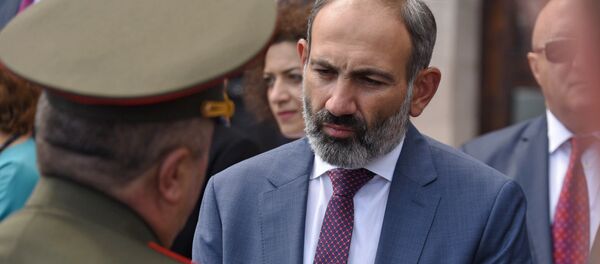 Премьер-министр Армении Никол Пашинян на параде Победы в Арцахе (9 мая 2018). Степанакерт Премьер-министр Армении Никол Пашинян на параде Победы в Арцахе (9 мая 2018). Степанакерт - Sputnik Արմենիա
