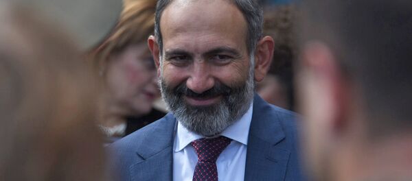 Премьер-министр Армении Никол Пашинян на параде Победы в Арцахе (9 мая 2018). Степанакерт Премьер-министр Армении Никол Пашинян на параде Победы в Арцахе (9 мая 2018). Степанакерт - Sputnik Արմենիա