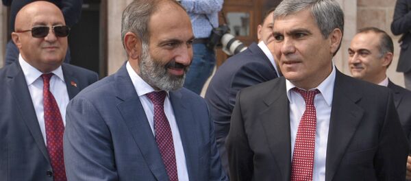 Премьер-министр Армении Никол Пашинян и депутат от фракции Елк Арам Завенович Саркисян в Карабахе (9 мая 2018). Степанакерт - Sputnik Армения