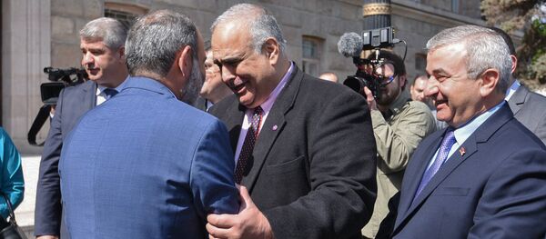 Премьер-министр Армении Никол Пашинян и Раффи Ованнисян в Карабахе (9 мая 2018). Степанакерт Премьер-министр Армении Никол Пашинян и Раффи Ованнисян в Карабахе (9 мая 2018). Степанакерт - Sputnik Армения