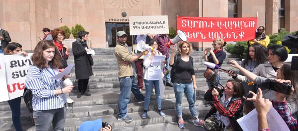 Активисты требуют отставки мэра столицы, Тарона Маргаряна (10 мая 2018). Ереван Активисты требуют отставки мэра столицы, Тарона Маргаряна (10 мая 2018). Ереван - Sputnik Արմենիա
