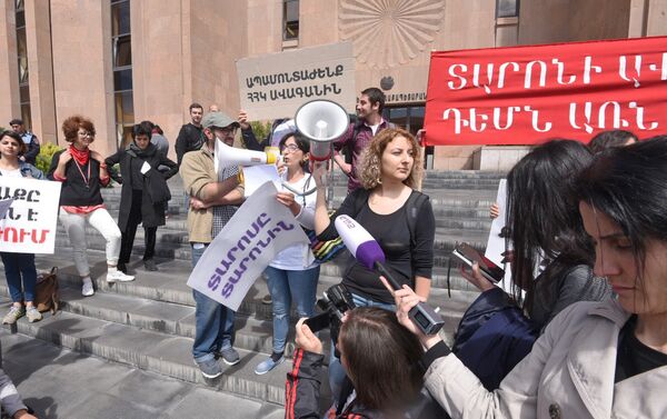 Активисты требуют отставки мэра столицы, Тарона Маргаряна (10 мая 2018). Ереван - Sputnik Армения
