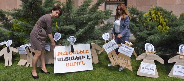 Активисты требуют отставки мэра столицы, Тарона Маргаряна (10 мая 2018). Ереван - Sputnik Армения