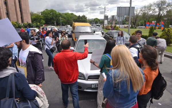 Активисты заблокировали движение улицы Аргишти перед мэрией столицы (10 мая 2018). Ереван - Sputnik Армения