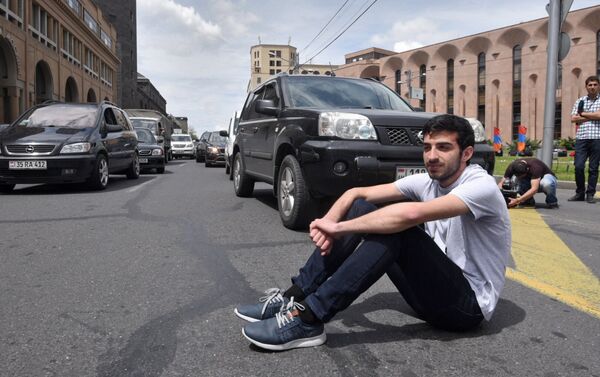 Активисты заблокировали движение улицы Аргишти перед мэрией столицы (10 мая 2018). Ереван - Sputnik Армения